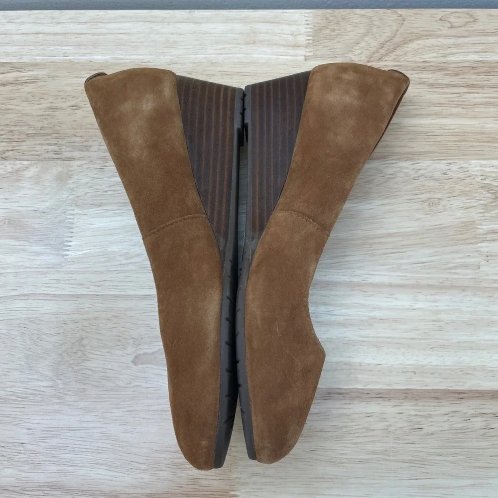 Clarks Artisan Tan Suede Wedge Pumps Shoes Women's 5.5 M Round Toe